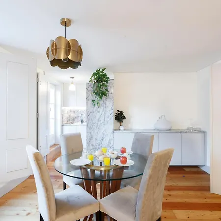 Appartement With Balcony In A Street In The Historic Center Of Downtown Lissabon
