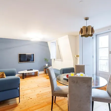 Apartment With Balcony In A Street In The Historic Center Of Downtown *